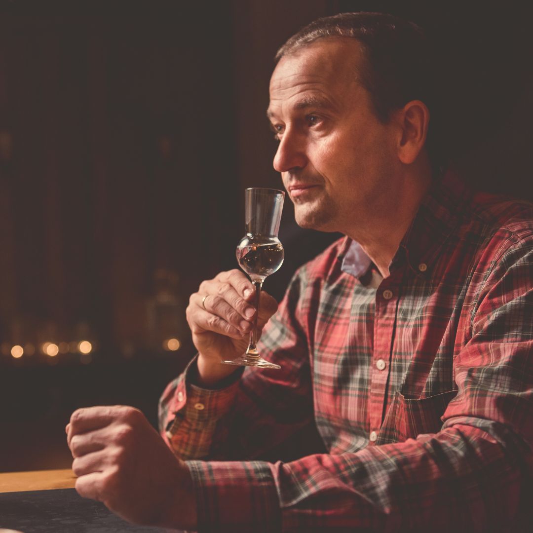 Karl, der Gründer der Meteoritendestille, bietet ein Gin Tasting an.