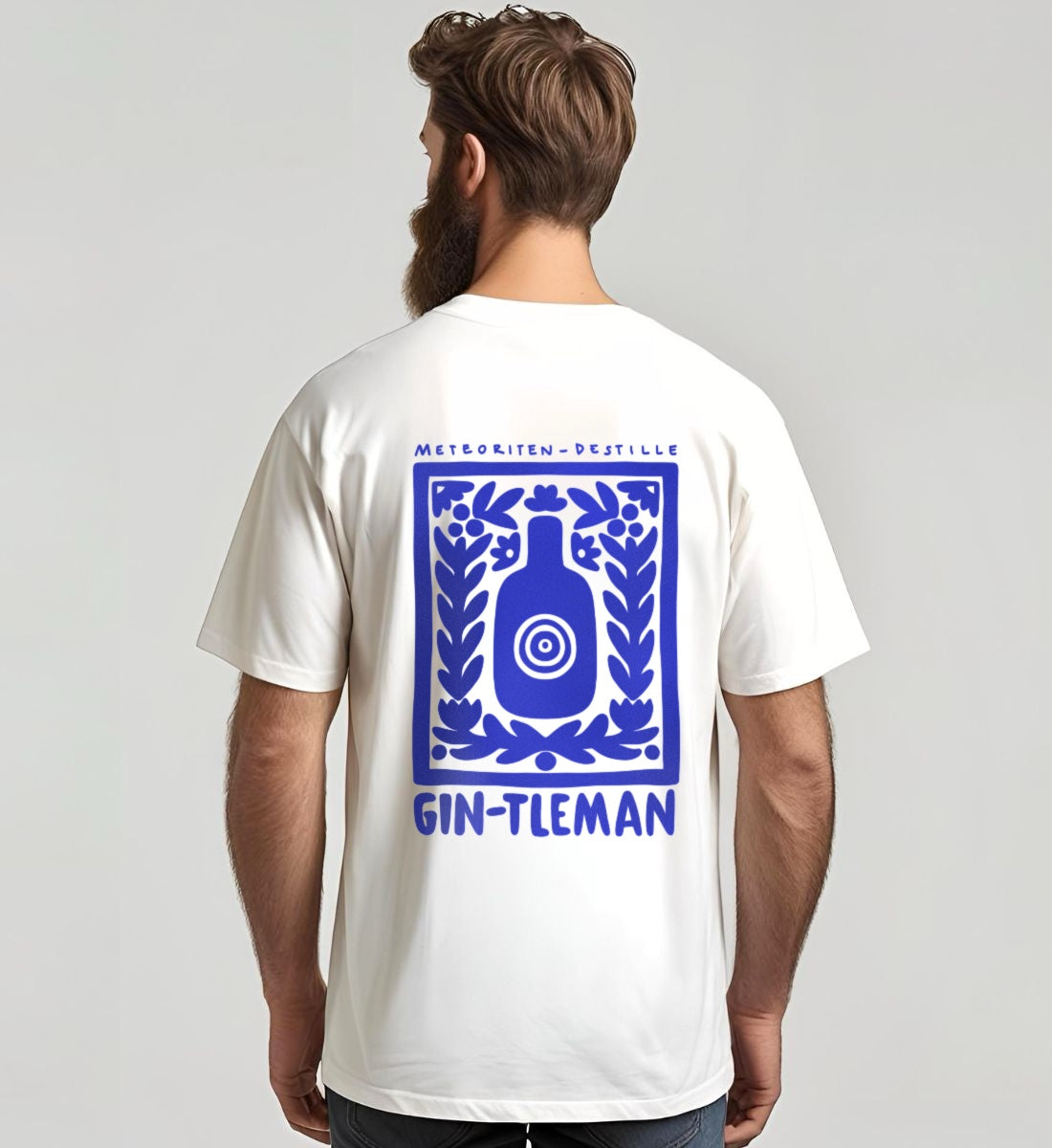 Mann mit Gin T-Shirt und blauem Aufdruck Gin-tleman. Für echte Gentlemen!